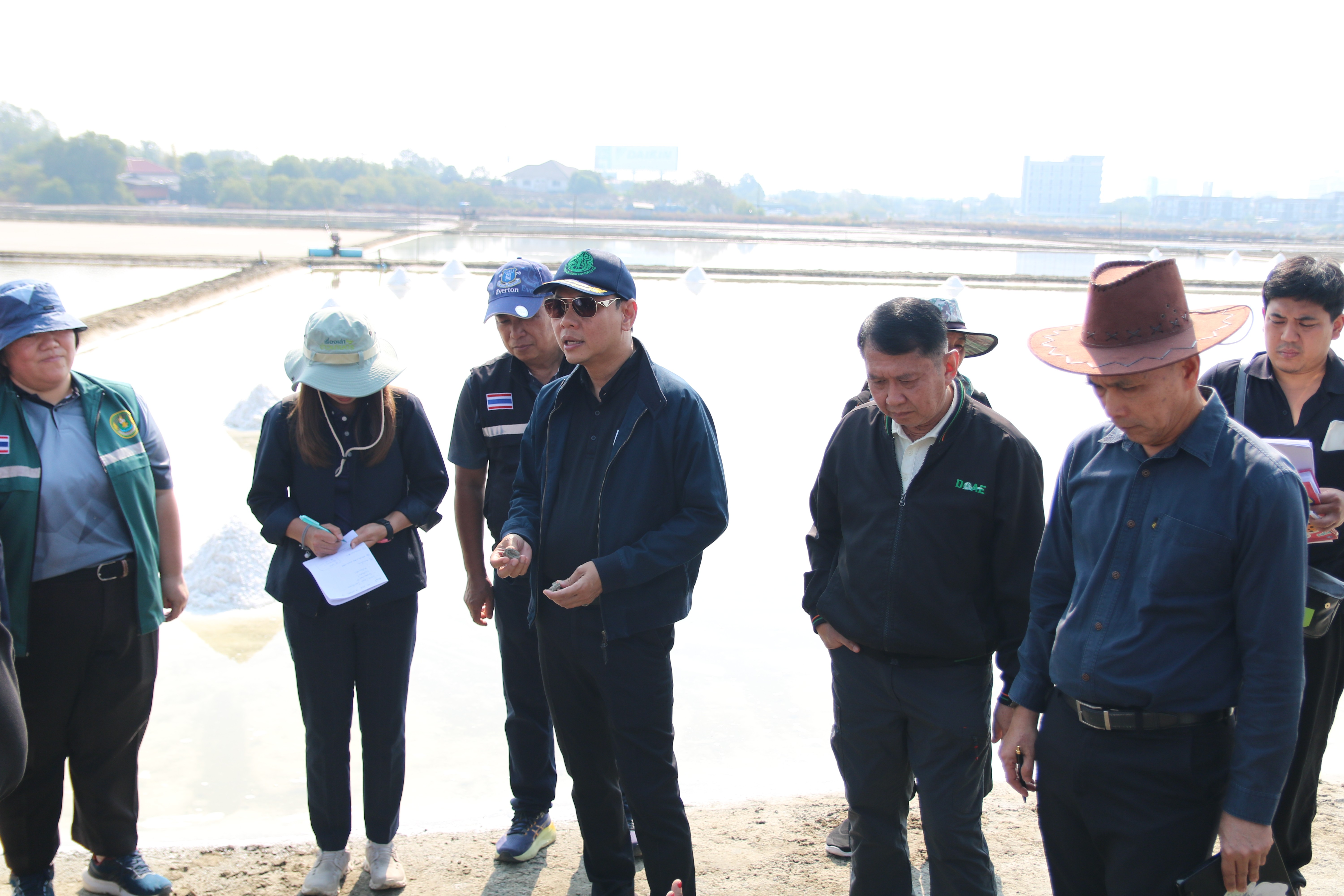 title - ส.ป.ก. ร่วมติดตามรองปลัดกระทรวงเกษตรและสหกรณ์ ลงพื้นที่ตรวจเยี่ยมชุมชน เพื่อรับฟังข้อคิดเห็นเกษตรกรผู้ผลิตเกลือทะเล พื้นที่จังหวัดชลบุรี